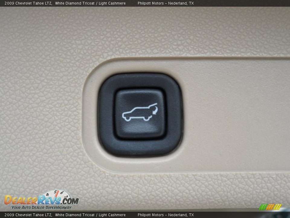 2009 Chevrolet Tahoe LTZ White Diamond Tricoat / Light Cashmere Photo #28