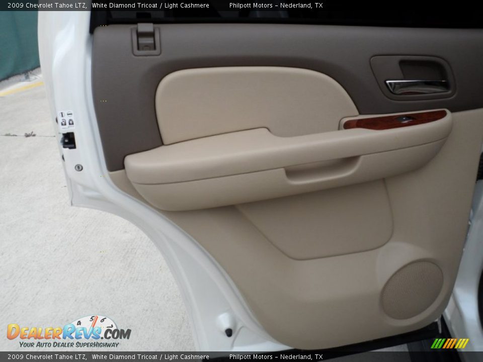 2009 Chevrolet Tahoe LTZ White Diamond Tricoat / Light Cashmere Photo #29