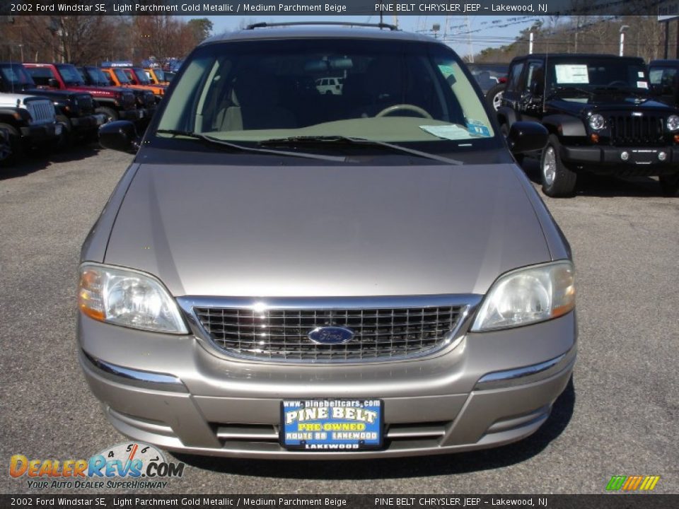 2002 Ford Windstar SE Light Parchment Gold Metallic / Medium Parchment Beige Photo #2