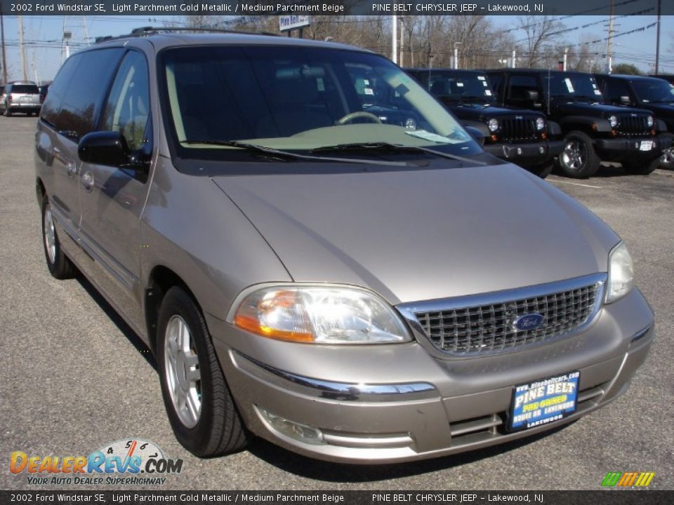 2002 Ford Windstar SE Light Parchment Gold Metallic / Medium Parchment Beige Photo #3