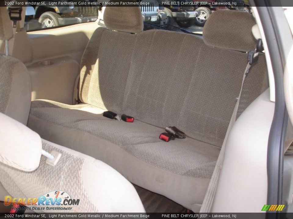 2002 Ford Windstar SE Light Parchment Gold Metallic / Medium Parchment Beige Photo #12