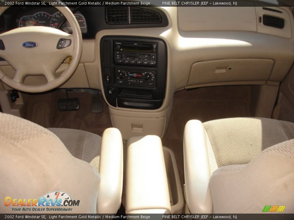 2002 Ford Windstar SE Light Parchment Gold Metallic / Medium Parchment Beige Photo #13