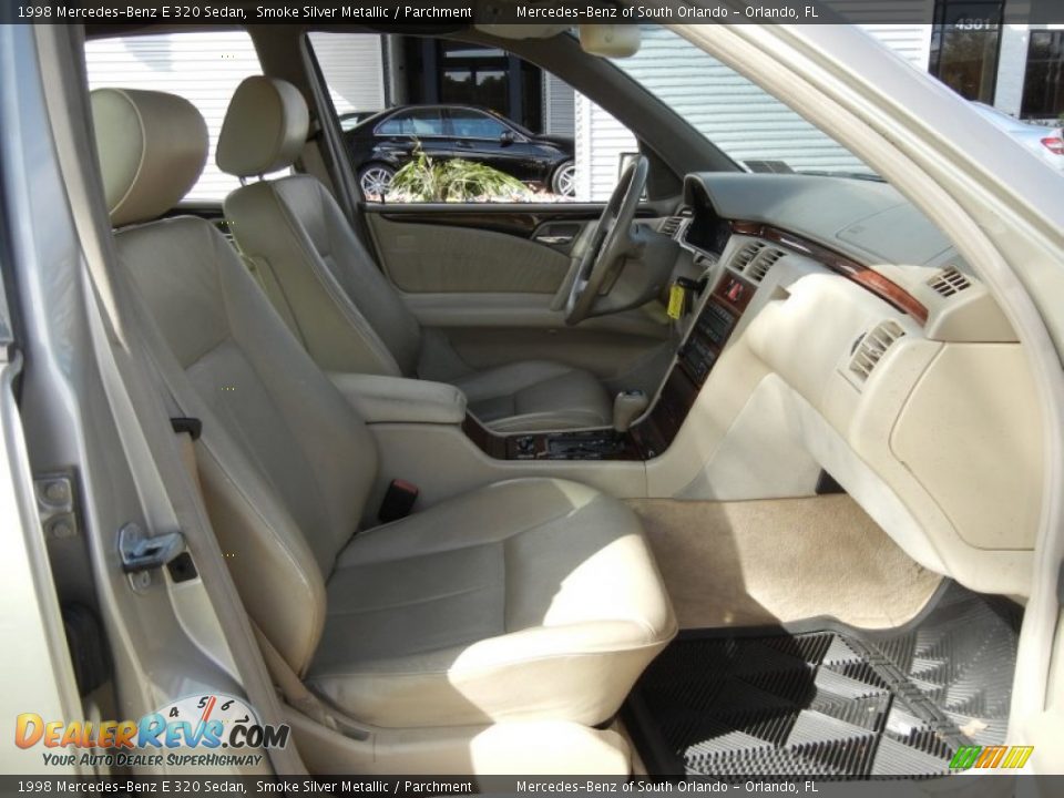 1998 Mercedes-Benz E 320 Sedan Smoke Silver Metallic / Parchment Photo #16