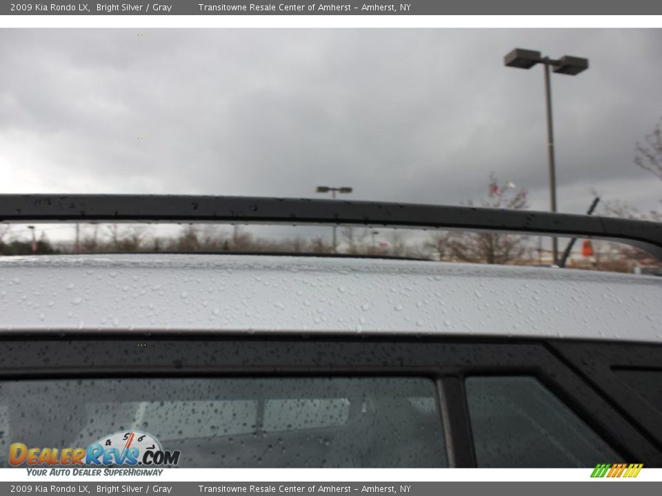 2009 Kia Rondo LX Bright Silver / Gray Photo #10