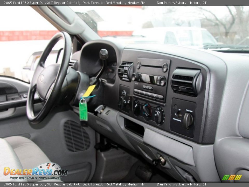 Dashboard of 2005 Ford F250 Super Duty XLT Regular Cab 4x4 Photo #5