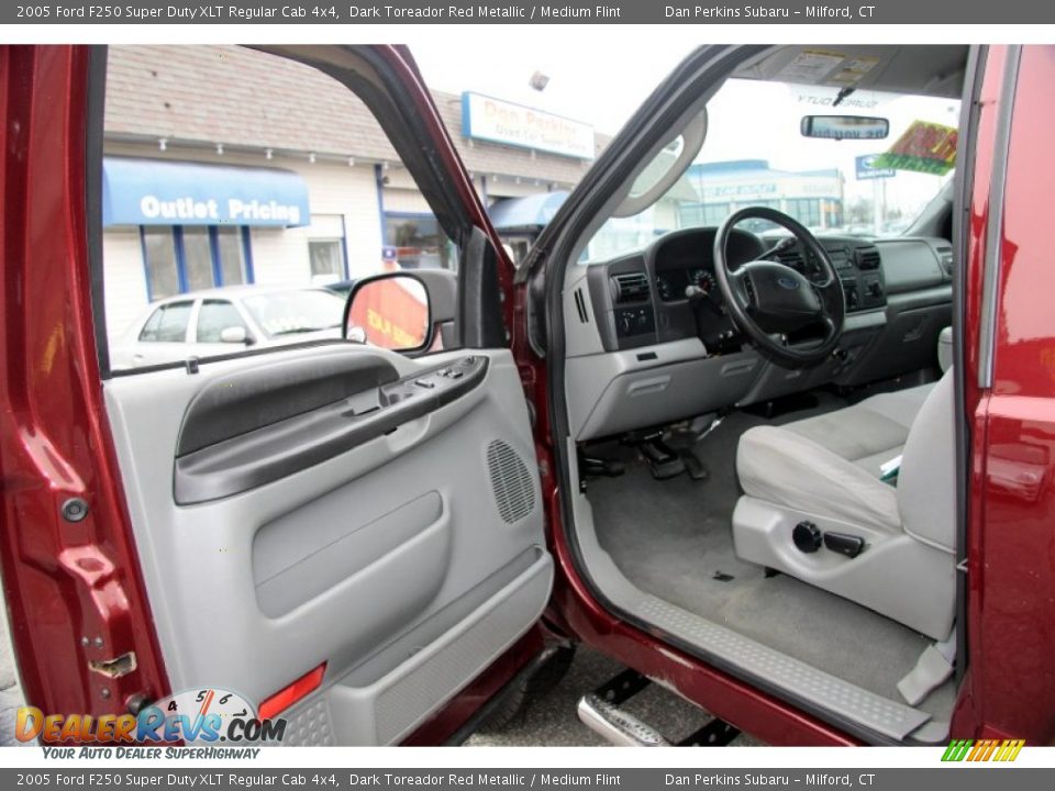 Medium Flint Interior - 2005 Ford F250 Super Duty XLT Regular Cab 4x4 Photo #16