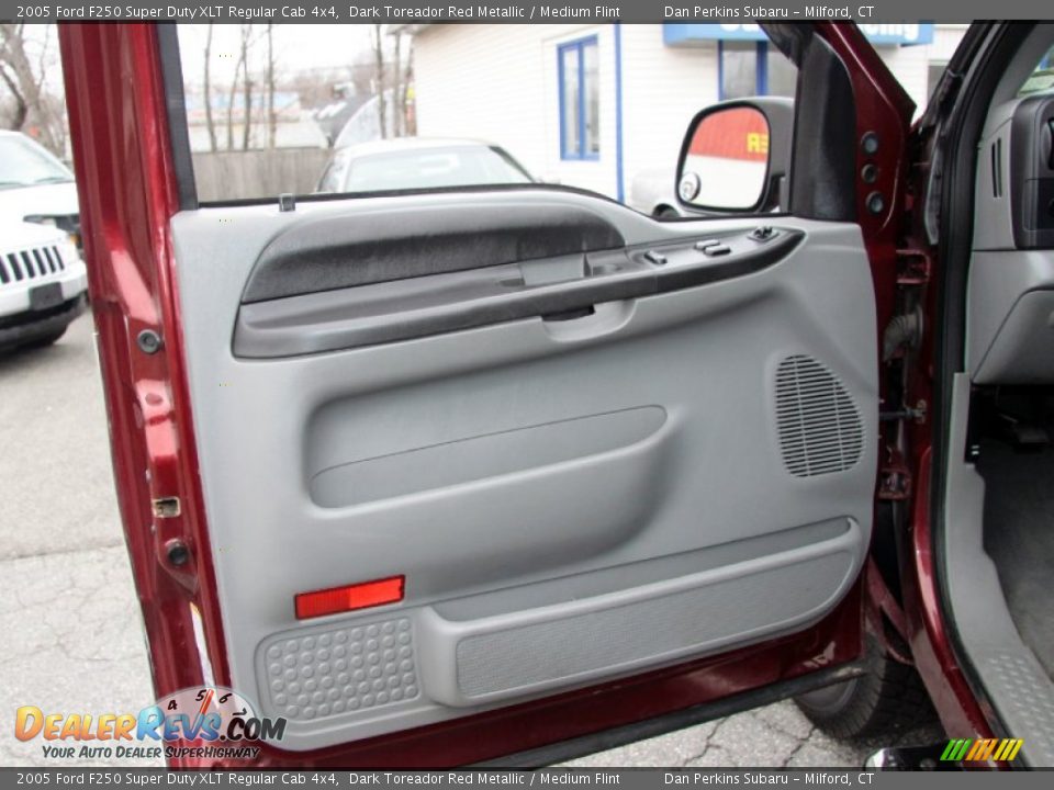 Door Panel of 2005 Ford F250 Super Duty XLT Regular Cab 4x4 Photo #18