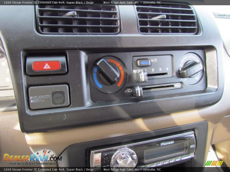 Controls of 1999 Nissan Frontier SE Extended Cab 4x4 Photo #24