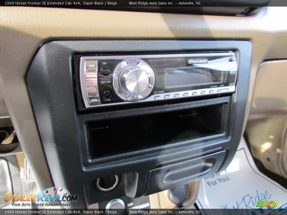 1999 Nissan Frontier SE Extended Cab 4x4 Super Black / Beige Photo #25