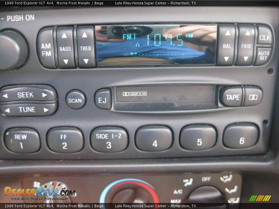 1996 Ford Explorer XLT 4x4 Mocha Frost Metallic / Beige Photo #24