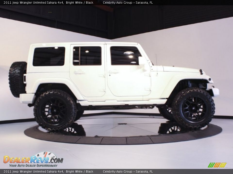 2011 Jeep Wrangler Unlimited Sahara 4x4 Bright White / Black Photo #8