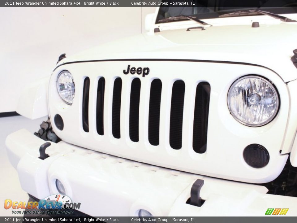 2011 Jeep Wrangler Unlimited Sahara 4x4 Bright White / Black Photo #10