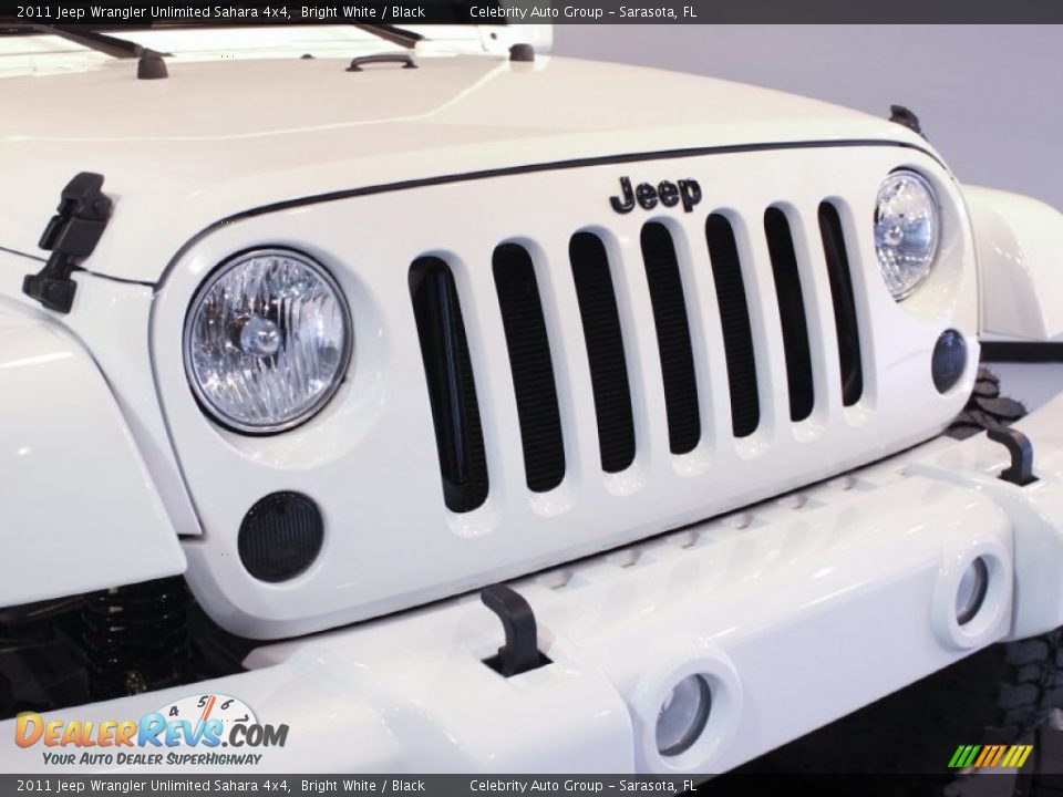 2011 Jeep Wrangler Unlimited Sahara 4x4 Bright White / Black Photo #11