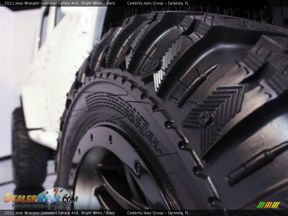 2011 Jeep Wrangler Unlimited Sahara 4x4 Bright White / Black Photo #28