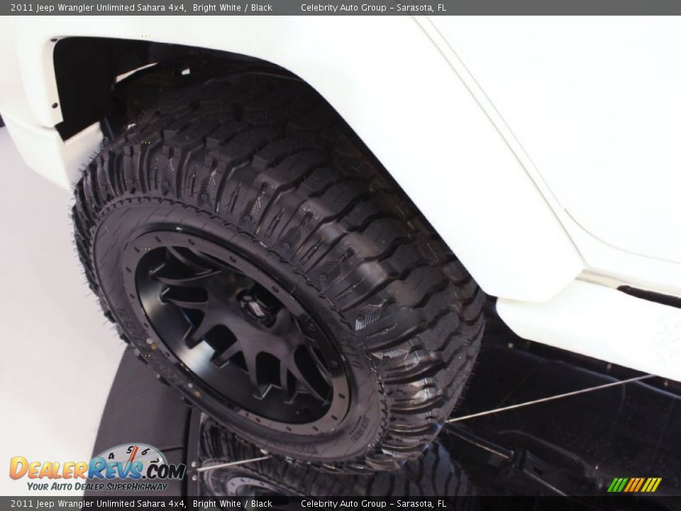 2011 Jeep Wrangler Unlimited Sahara 4x4 Bright White / Black Photo #30