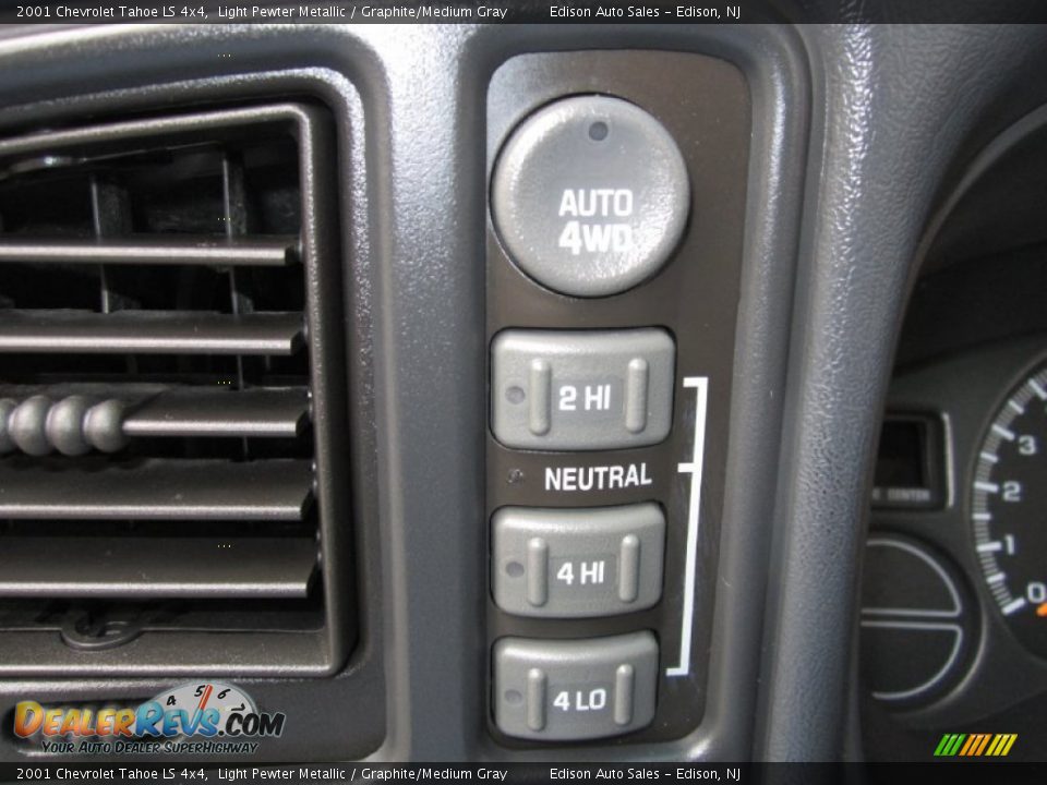 2001 Chevrolet Tahoe LS 4x4 Light Pewter Metallic / Graphite/Medium Gray Photo #21