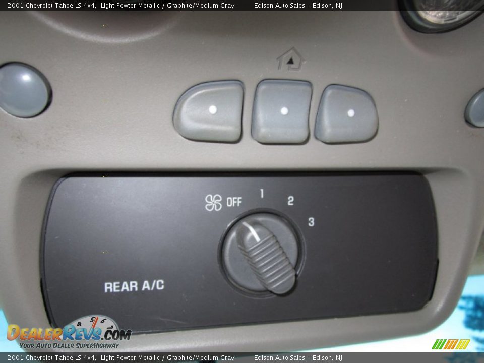 2001 Chevrolet Tahoe LS 4x4 Light Pewter Metallic / Graphite/Medium Gray Photo #24