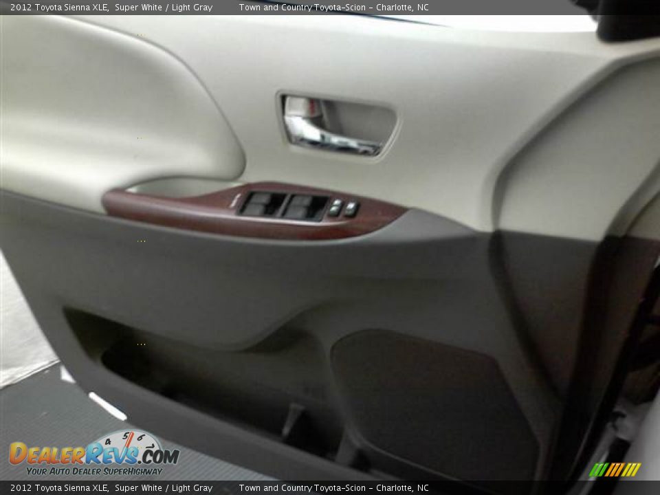 2012 Toyota Sienna XLE Super White / Light Gray Photo #10