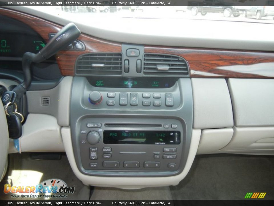 2005 Cadillac DeVille Sedan Light Cashmere / Dark Gray Photo #19