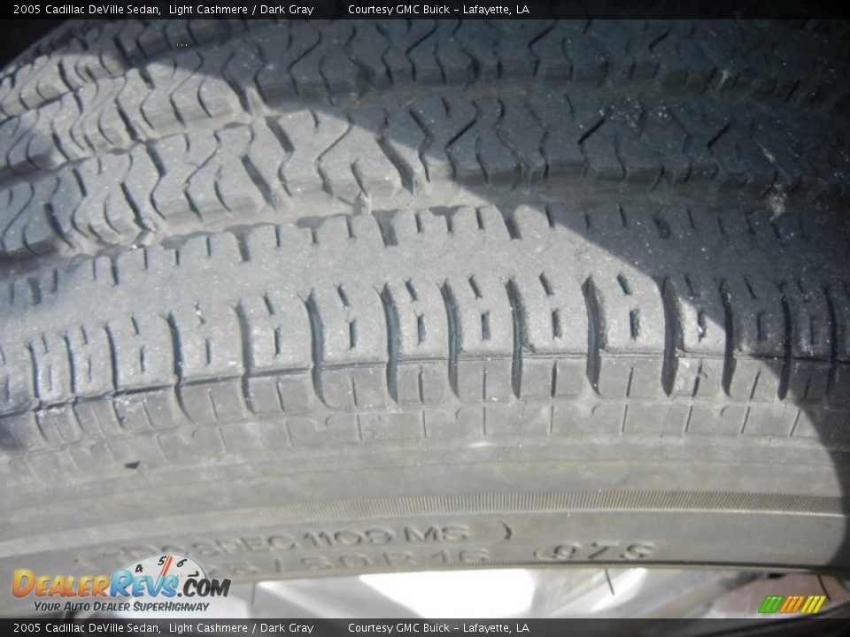 2005 Cadillac DeVille Sedan Light Cashmere / Dark Gray Photo #25
