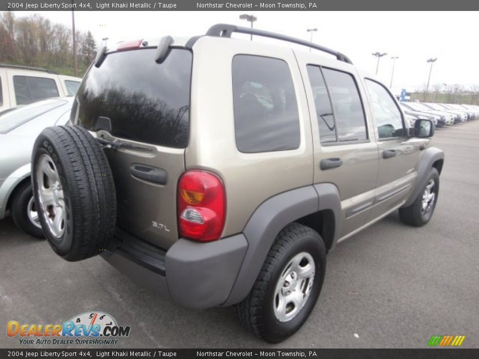 2004 Jeep Liberty Sport 4x4 Light Khaki Metallic / Taupe Photo #2