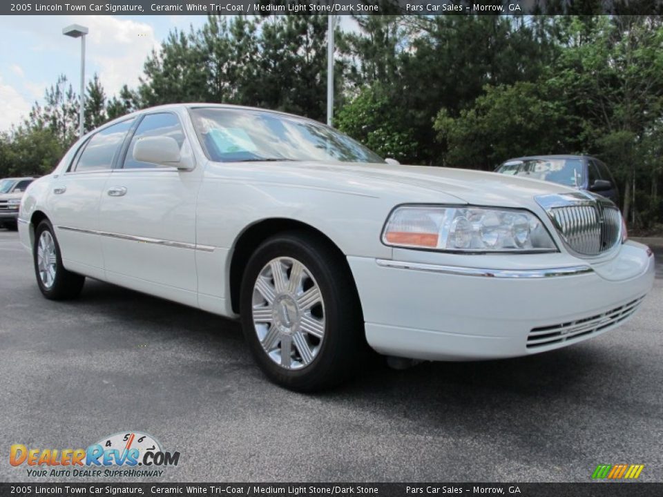 Front 3/4 View of 2005 Lincoln Town Car Signature Photo #4