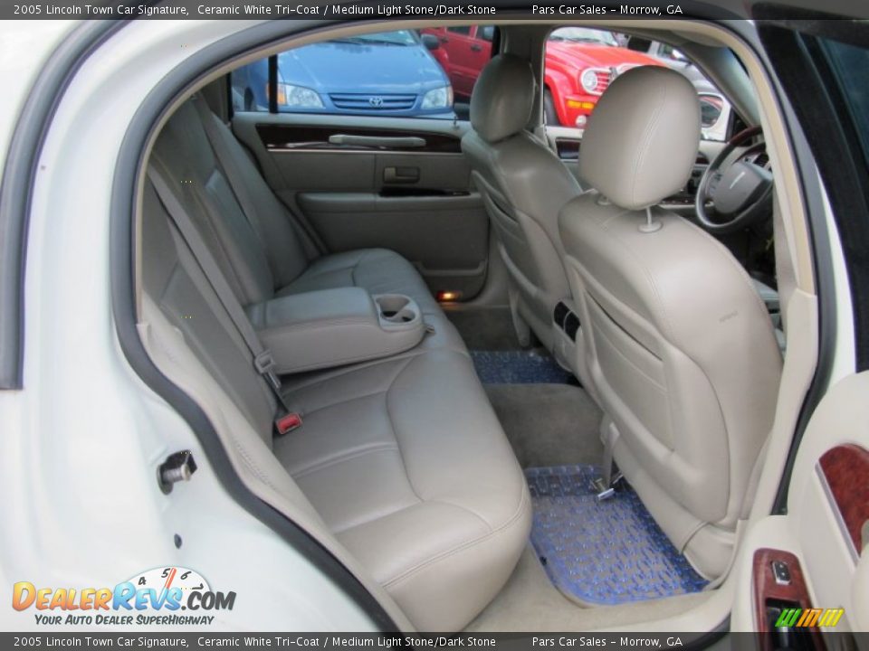Rear Seat of 2005 Lincoln Town Car Signature Photo #9