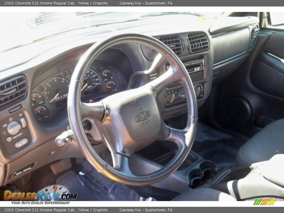 2003 Chevrolet S10 Xtreme Regular Cab Yellow / Graphite Photo #10