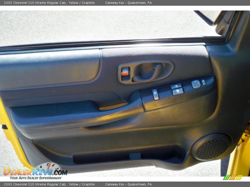 2003 Chevrolet S10 Xtreme Regular Cab Yellow / Graphite Photo #13