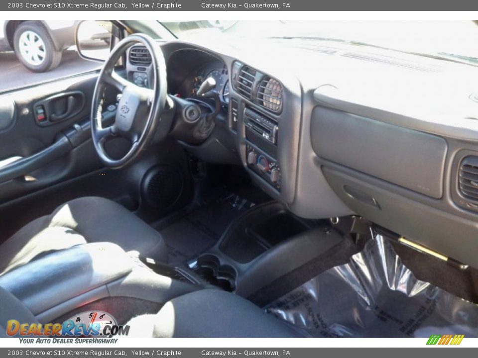 2003 Chevrolet S10 Xtreme Regular Cab Yellow / Graphite Photo #15