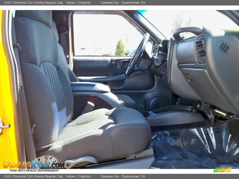 2003 Chevrolet S10 Xtreme Regular Cab Yellow / Graphite Photo #16