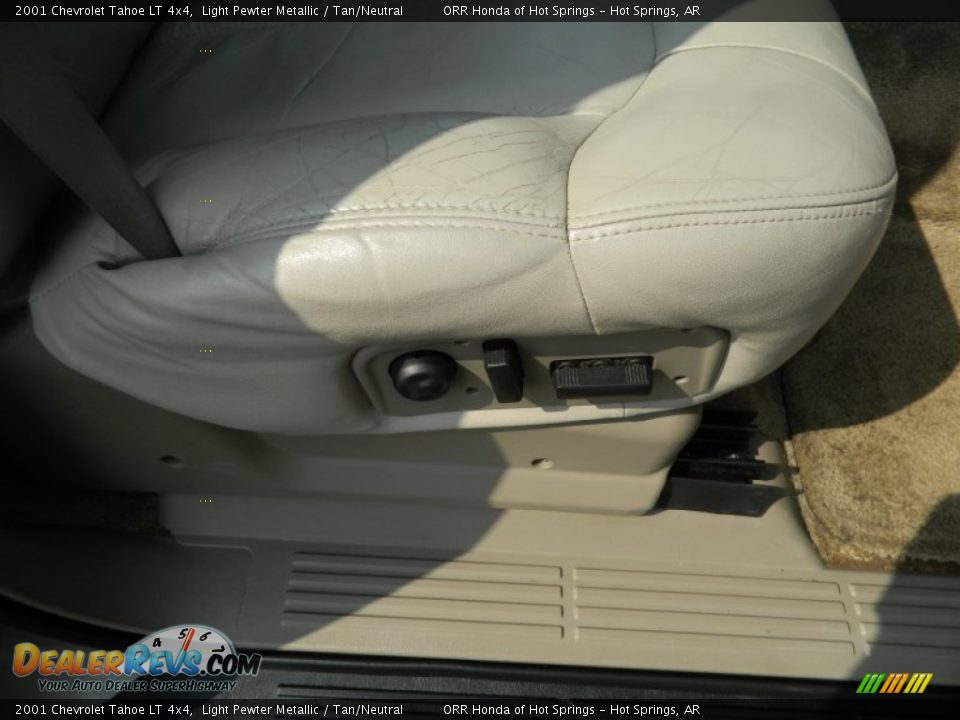 2001 Chevrolet Tahoe LT 4x4 Light Pewter Metallic / Tan/Neutral Photo #17