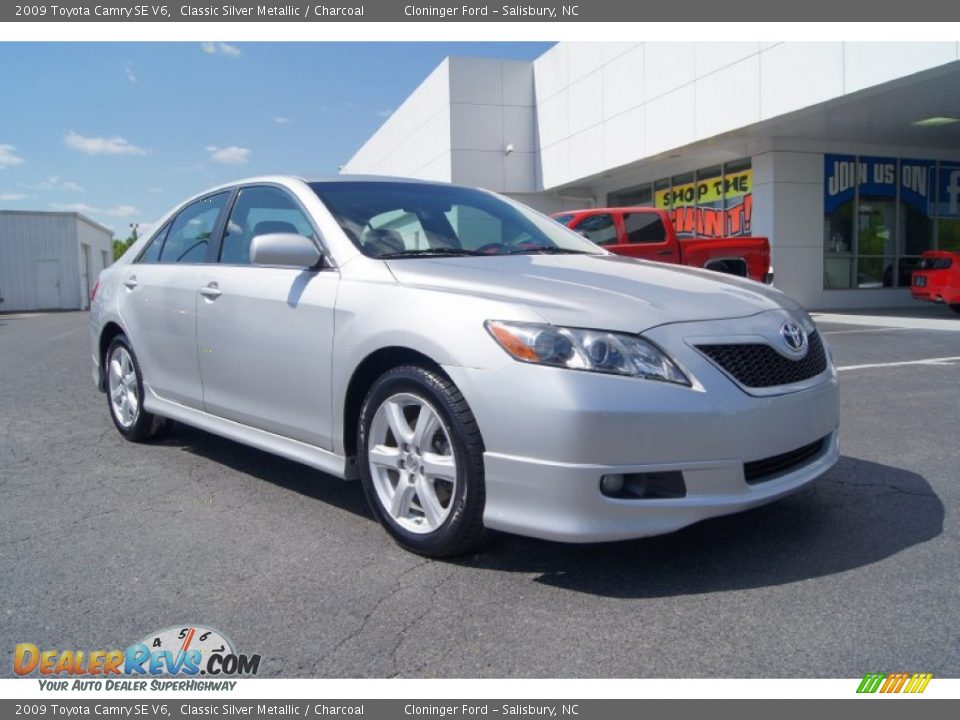 2009 Toyota Camry SE V6 Classic Silver Metallic / Charcoal Photo #2