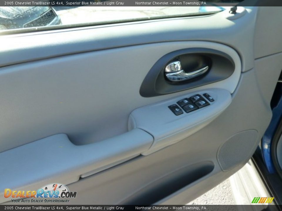 2005 Chevrolet TrailBlazer LS 4x4 Superior Blue Metallic / Light Gray Photo #14