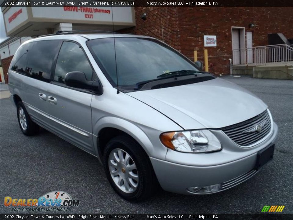 Front 3/4 View of 2002 Chrysler Town & Country LXi AWD Photo #1