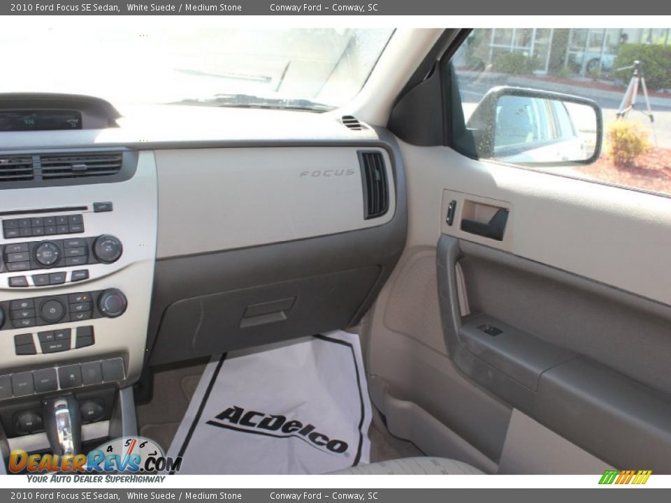 2010 Ford Focus SE Sedan White Suede / Medium Stone Photo #15