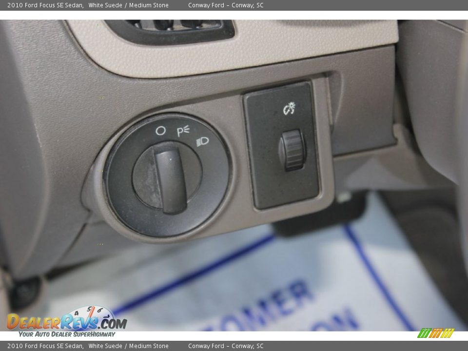 2010 Ford Focus SE Sedan White Suede / Medium Stone Photo #20