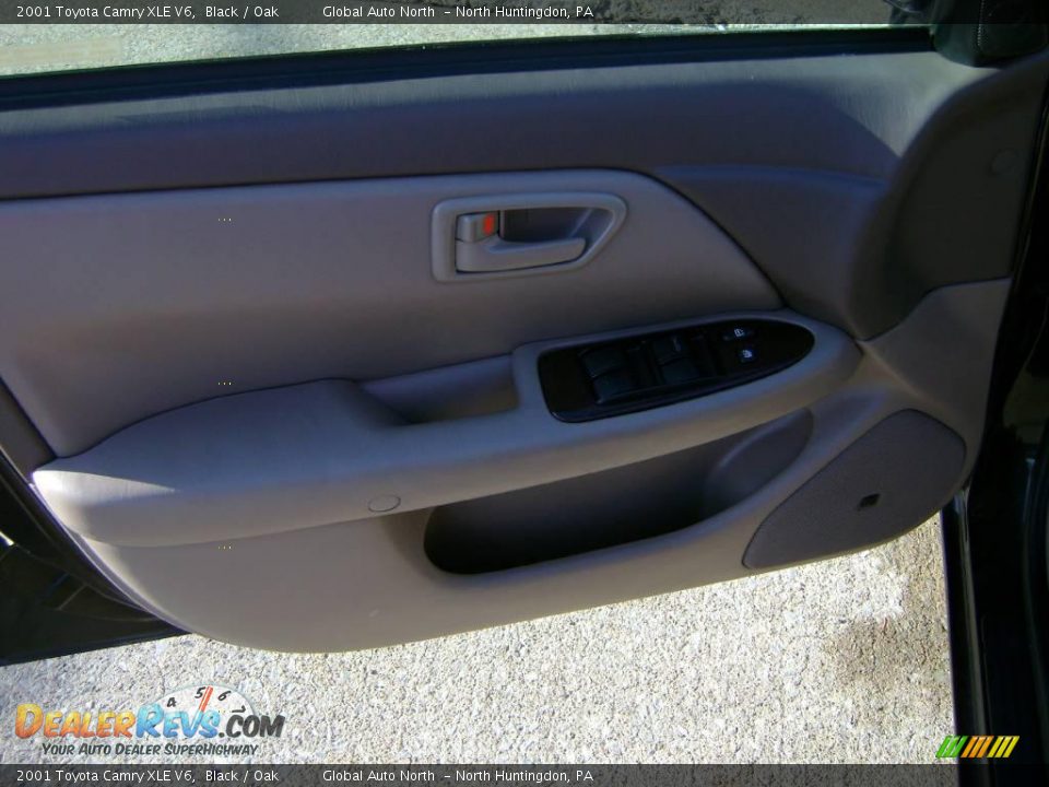 2001 Toyota Camry XLE V6 Black / Oak Photo #13