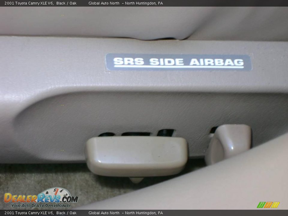 2001 Toyota Camry XLE V6 Black / Oak Photo #15