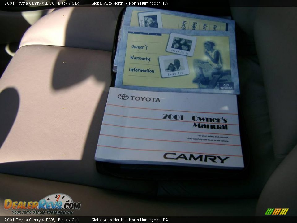 2001 Toyota Camry XLE V6 Black / Oak Photo #21