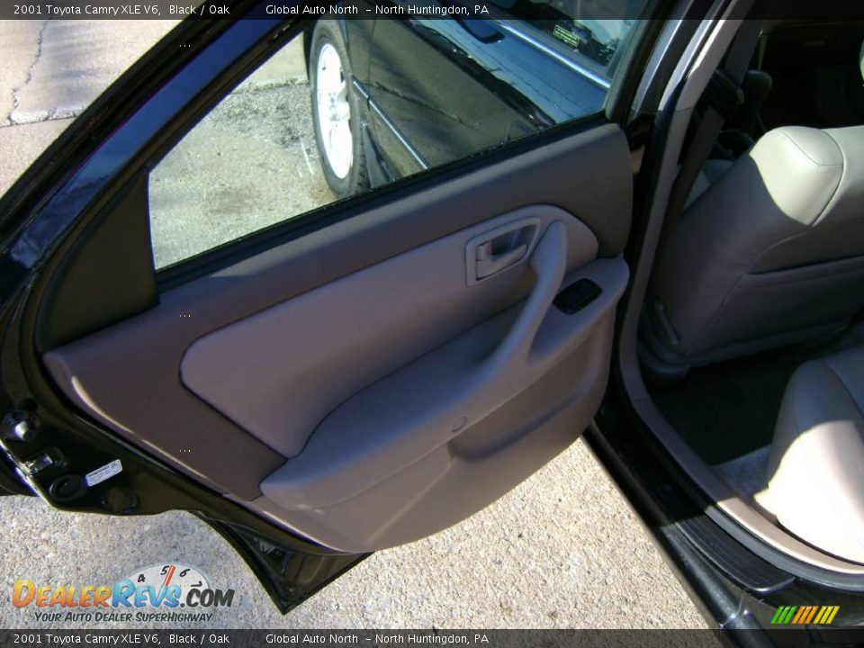 2001 Toyota Camry XLE V6 Black / Oak Photo #24