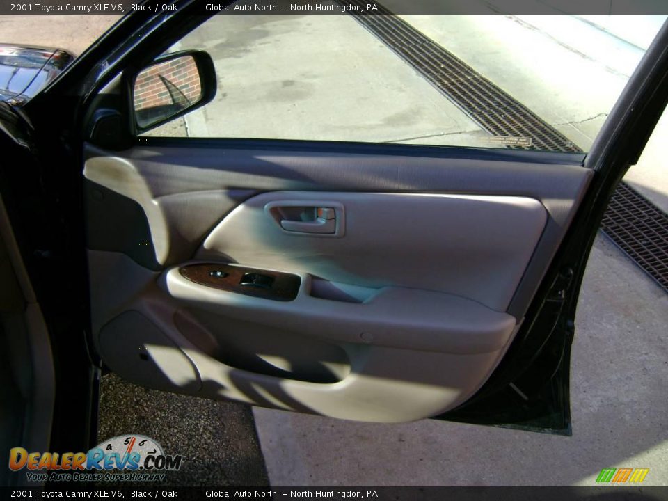 2001 Toyota Camry XLE V6 Black / Oak Photo #29