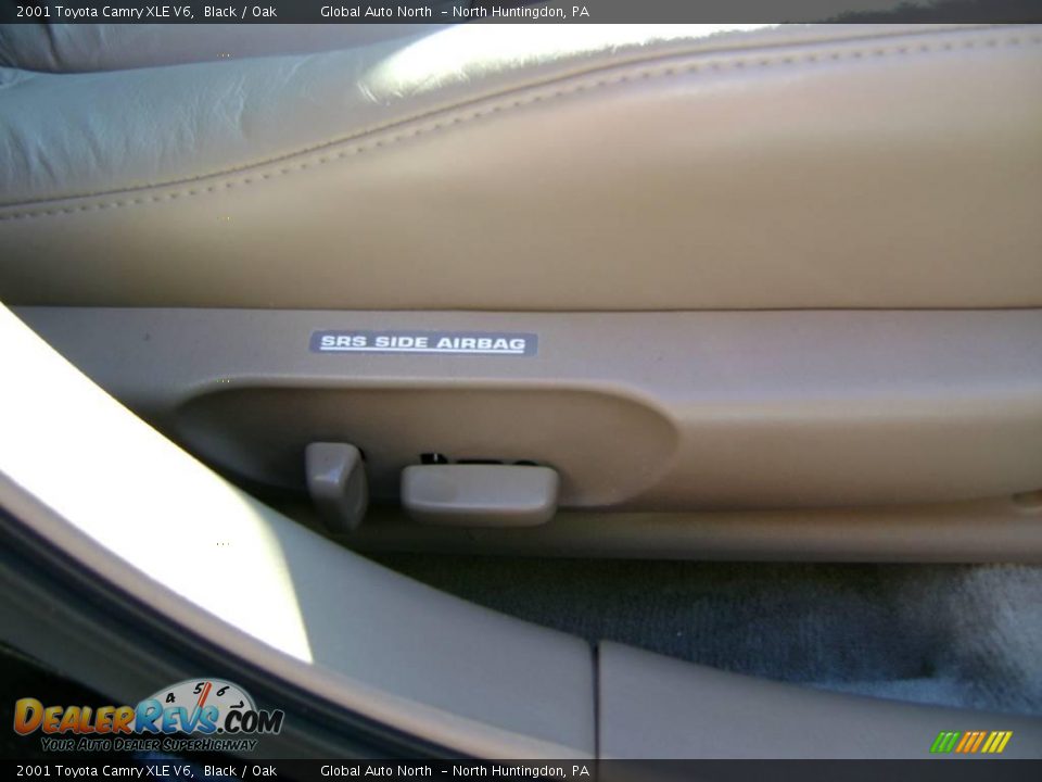 2001 Toyota Camry XLE V6 Black / Oak Photo #31