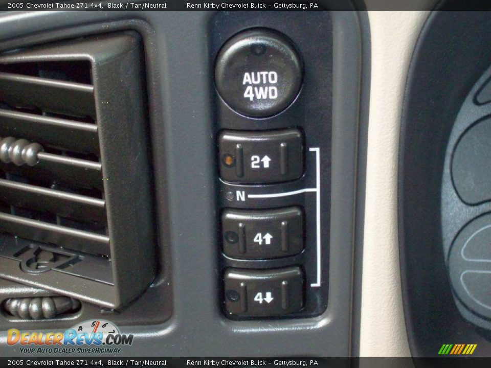 2005 Chevrolet Tahoe Z71 4x4 Black / Tan/Neutral Photo #27