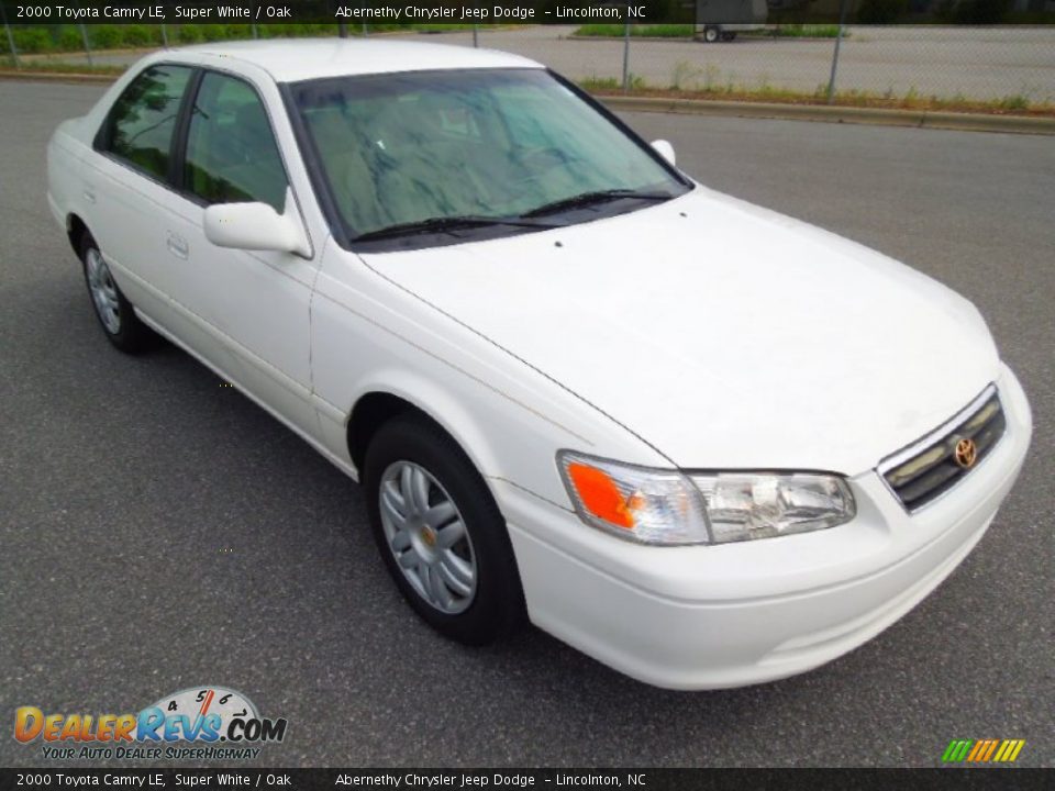 2000 Toyota Camry LE Super White / Oak Photo #2