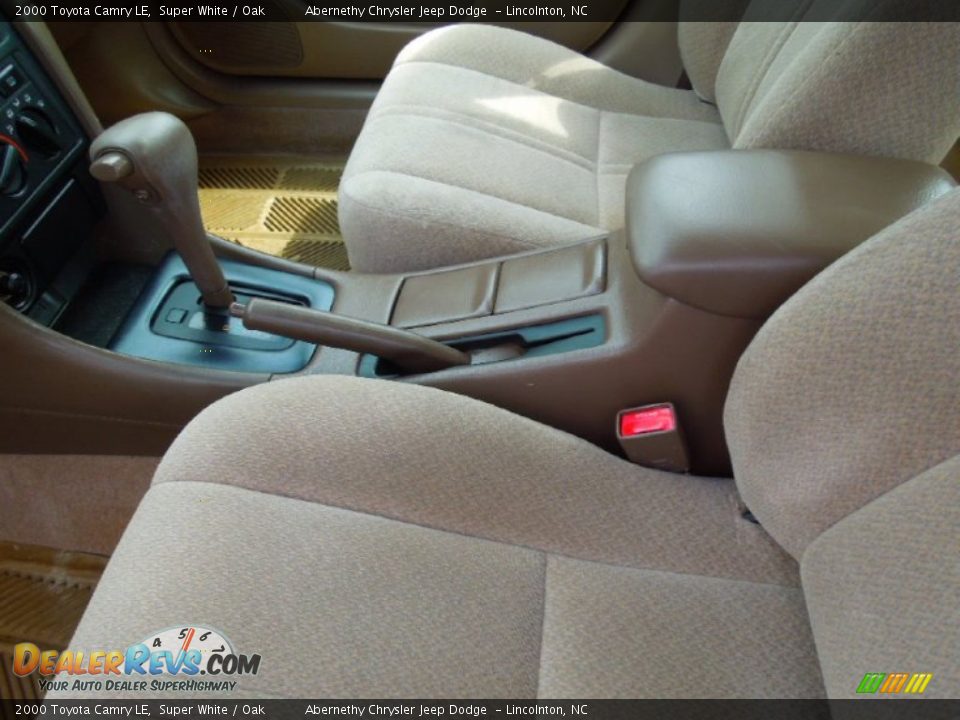 2000 Toyota Camry LE Super White / Oak Photo #9