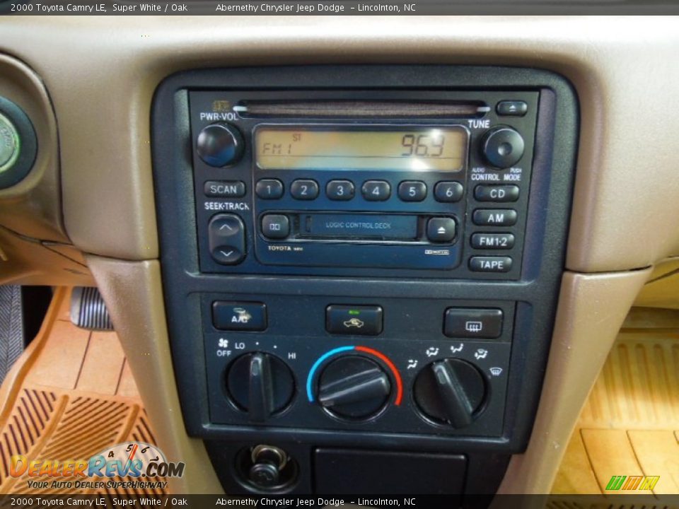 2000 Toyota Camry LE Super White / Oak Photo #12