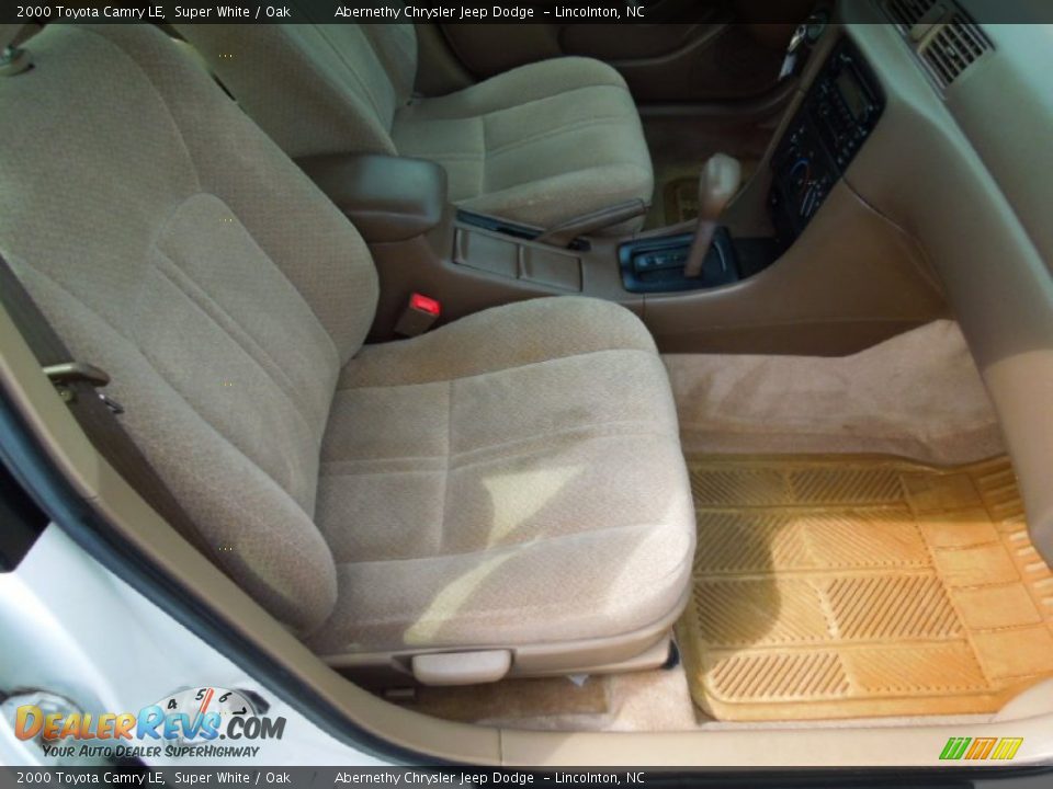 2000 Toyota Camry LE Super White / Oak Photo #20