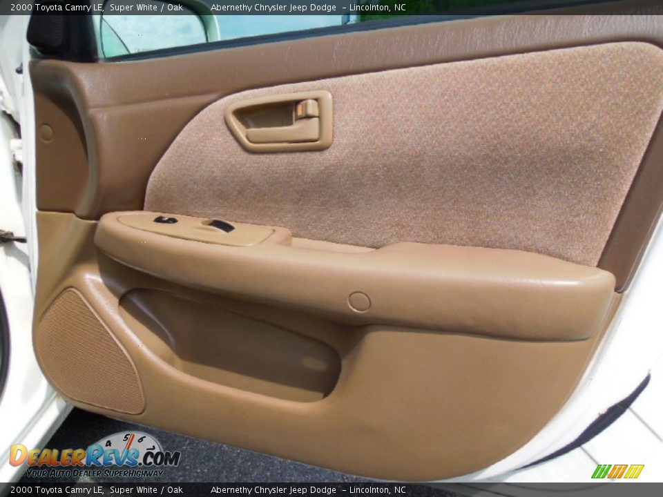 2000 Toyota Camry LE Super White / Oak Photo #22