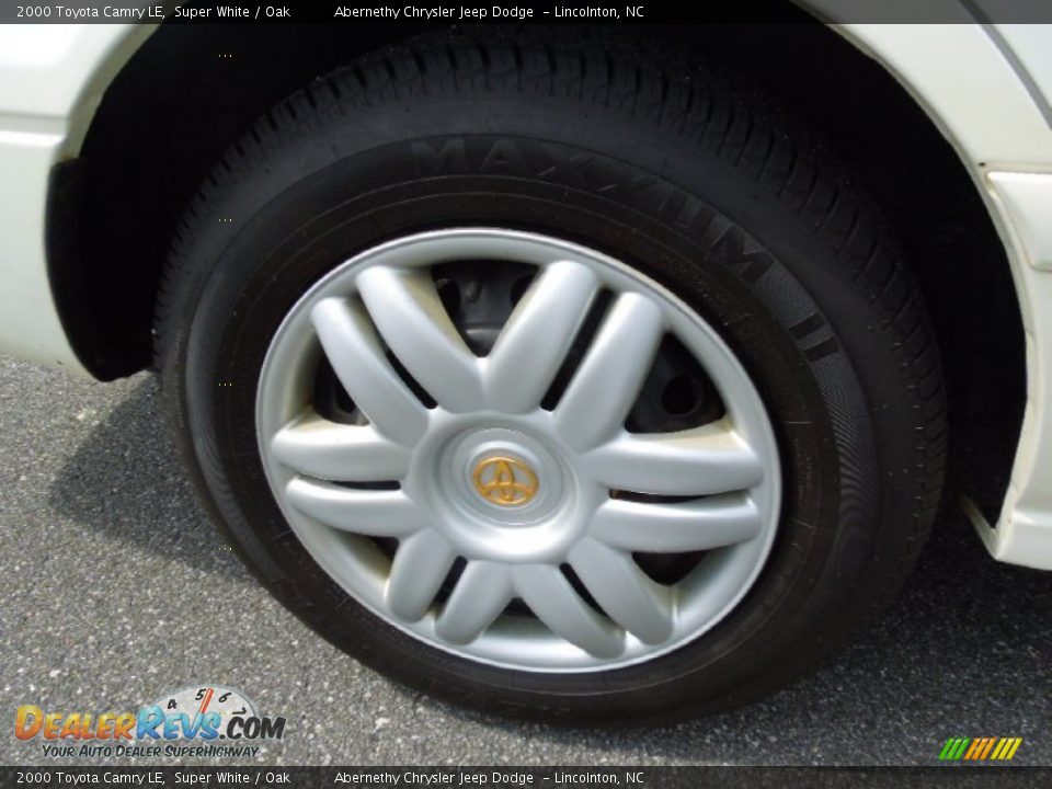 2000 Toyota Camry LE Super White / Oak Photo #23